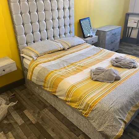 Town Center Large 2 Bedroom Apartment- Sleeps Up To 6 - Dogs Welcome - 2 Minutes From Train Station แบล็คพูล ภายนอก รูปภาพ