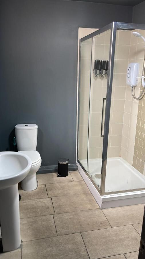 Town Center Large 2 Bedroom Apartment- Sleeps Up To 6 - Dogs Welcome - 2 Minutes From Train Station แบล็คพูล ภายนอก รูปภาพ