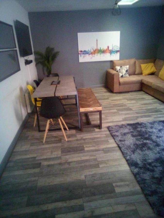 Town Center Large 2 Bedroom Apartment- Sleeps Up To 6 - Dogs Welcome - 2 Minutes From Train Station แบล็คพูล ภายนอก รูปภาพ