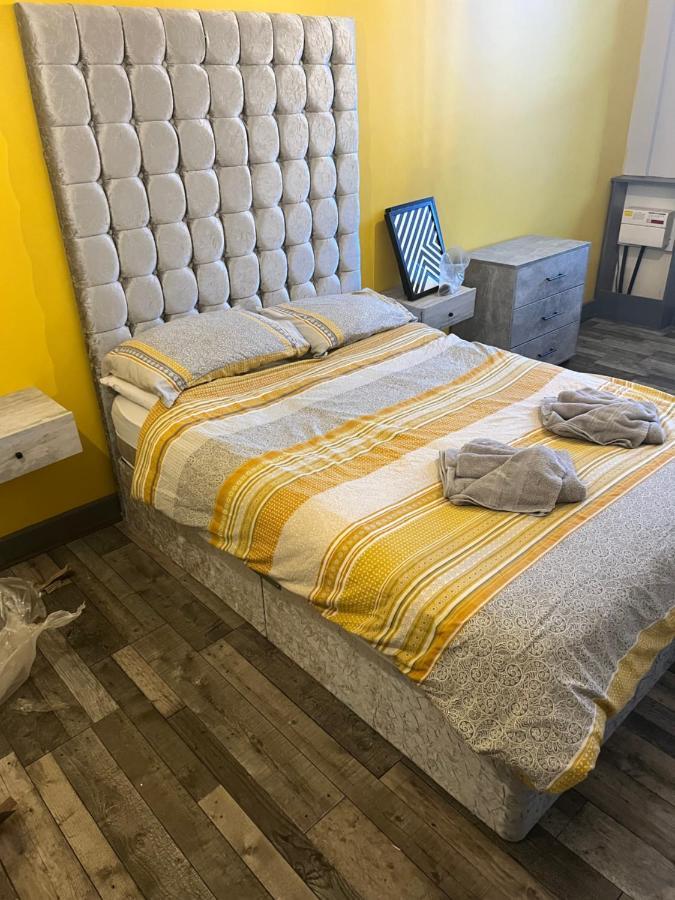Town Center Large 2 Bedroom Apartment- Sleeps Up To 6 - Dogs Welcome - 2 Minutes From Train Station แบล็คพูล ภายนอก รูปภาพ