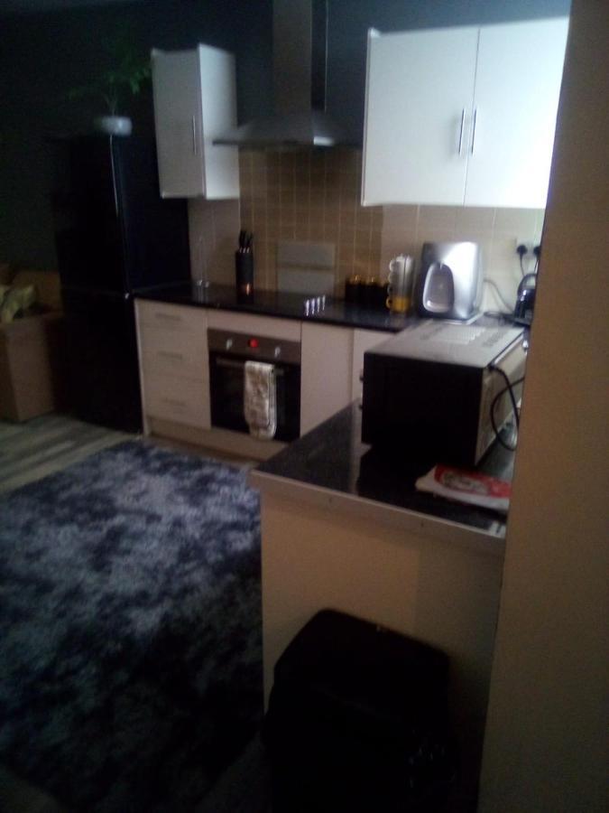 Town Center Large 2 Bedroom Apartment- Sleeps Up To 6 - Dogs Welcome - 2 Minutes From Train Station แบล็คพูล ภายนอก รูปภาพ
